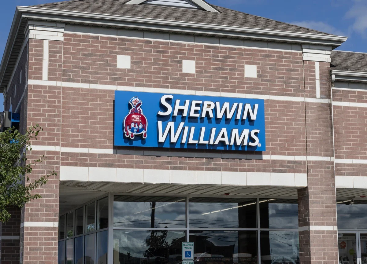Sherwin-Williams Shares Show Slight Decline Amid Analyst Adjustments