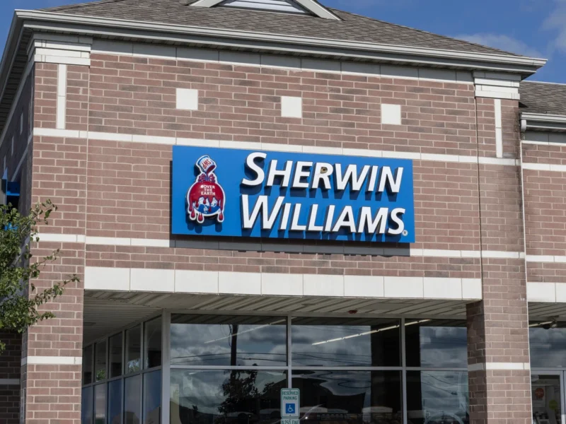 Sherwin-Williams Shares Show Slight Decline Amid Analyst Adjustments