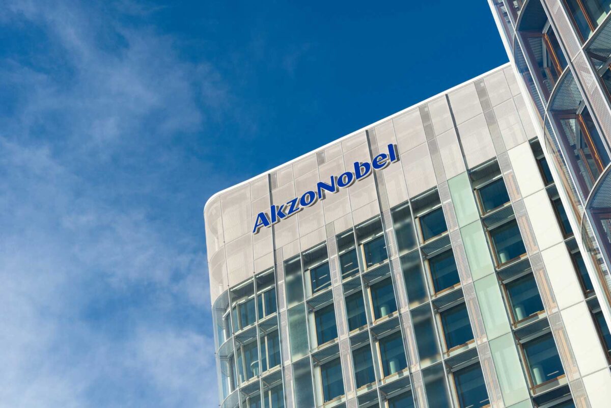 Akzo Nobel sees mid-term growth despite near-term market drags from FX, weak demand